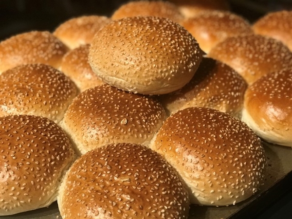 Zacht wit bolletje sesam